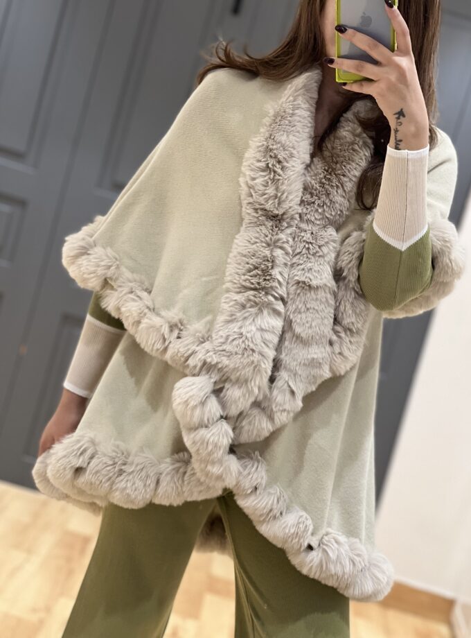 Lola faux fur cape - kimono
